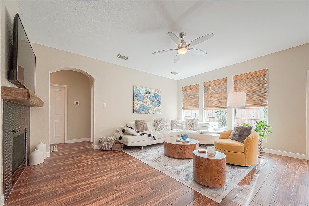 2931 Five Oaks Drive, Missouri City, Texas image 4