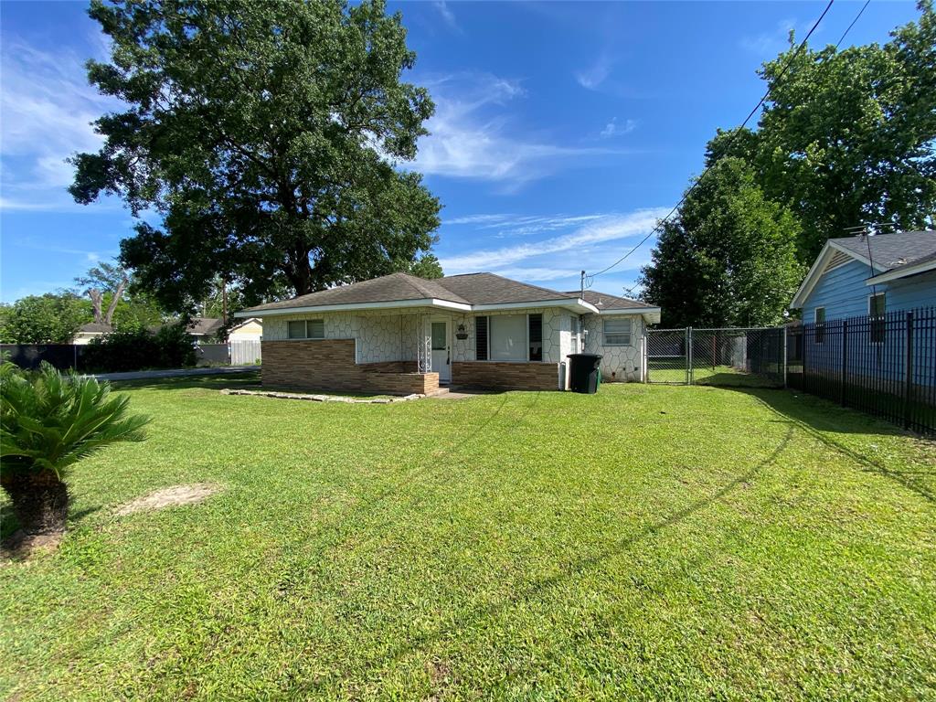 8038 Woodlyn Road, Houston, Texas image 2