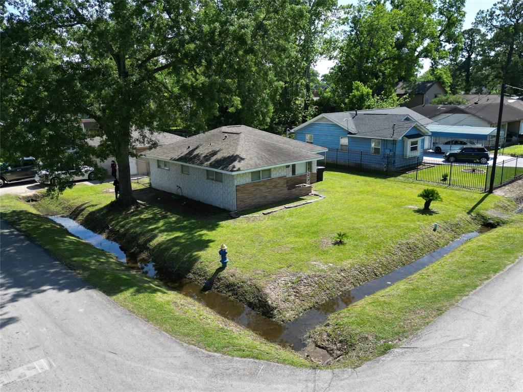 8038 Woodlyn Road, Houston, Texas image 17