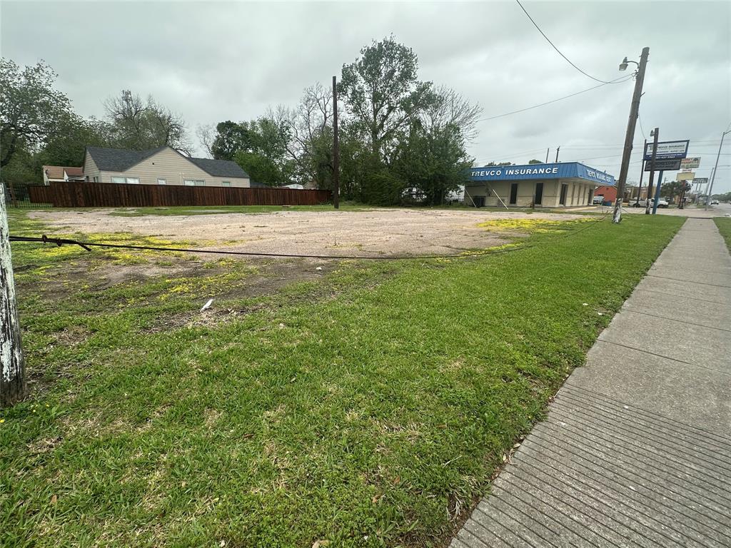 401 N Alexander Drive, Baytown, Texas image 2