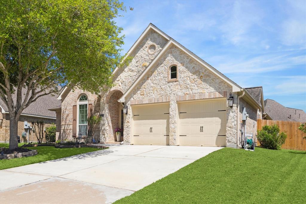 2817 Field Hollow Drive, Pearland, Texas image 2