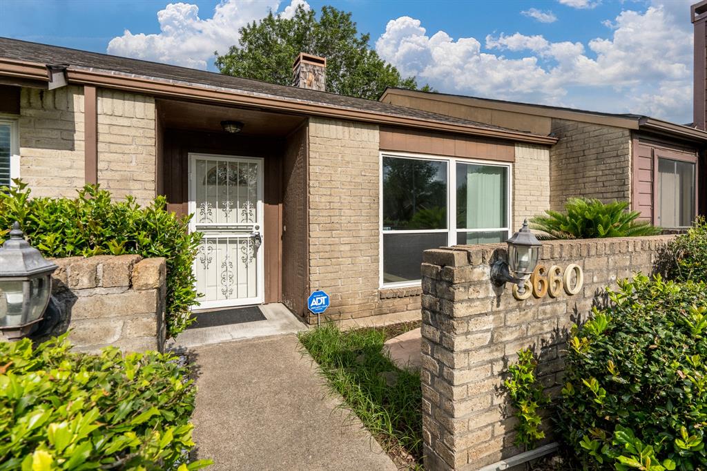 8660 Maplecrest Drive, Houston, Texas image 3
