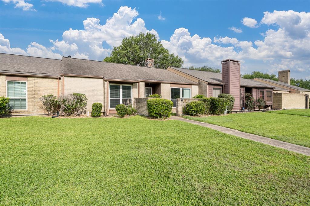 8660 Maplecrest Drive, Houston, Texas image 2