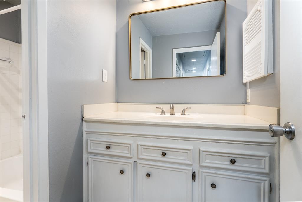8660 Maplecrest Drive, Houston, Texas image 19