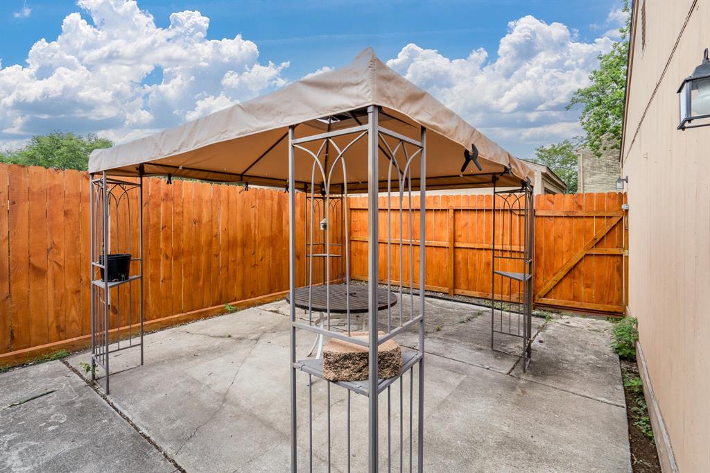 8660 Maplecrest Drive, Houston, Texas image 22