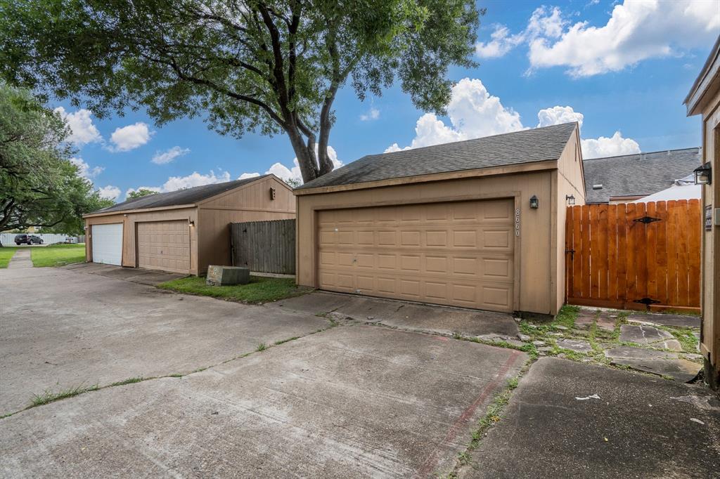 8660 Maplecrest Drive, Houston, Texas image 24