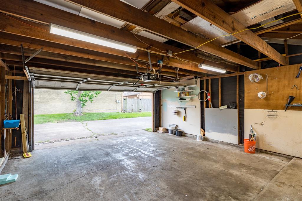 8660 Maplecrest Drive, Houston, Texas image 25