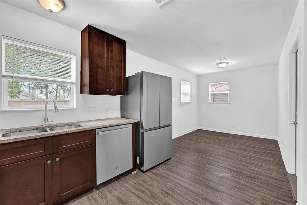 304 E Foley Street, Alvin, Texas image 7