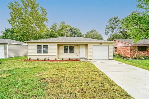 Photo of 304 E Foley Street, Alvin, TX 77511 (MLS # 75243248)