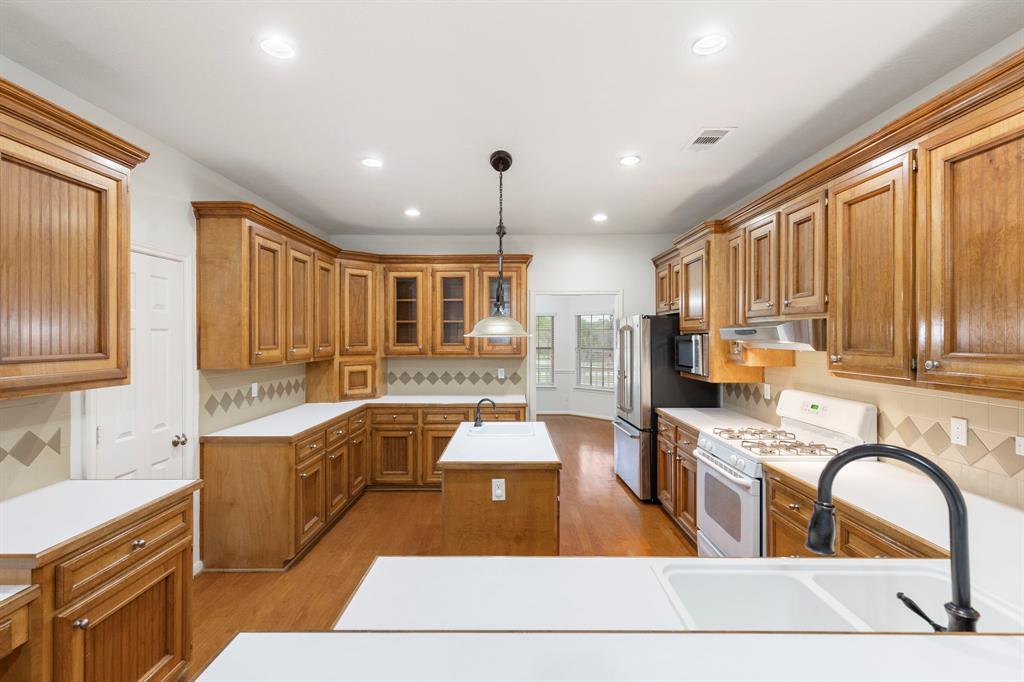5405 Kingston Cove Court, Willis, Texas image 11