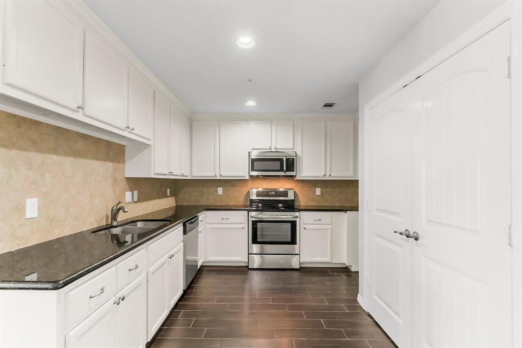 35 April Point Drive, Conroe, Texas image 9