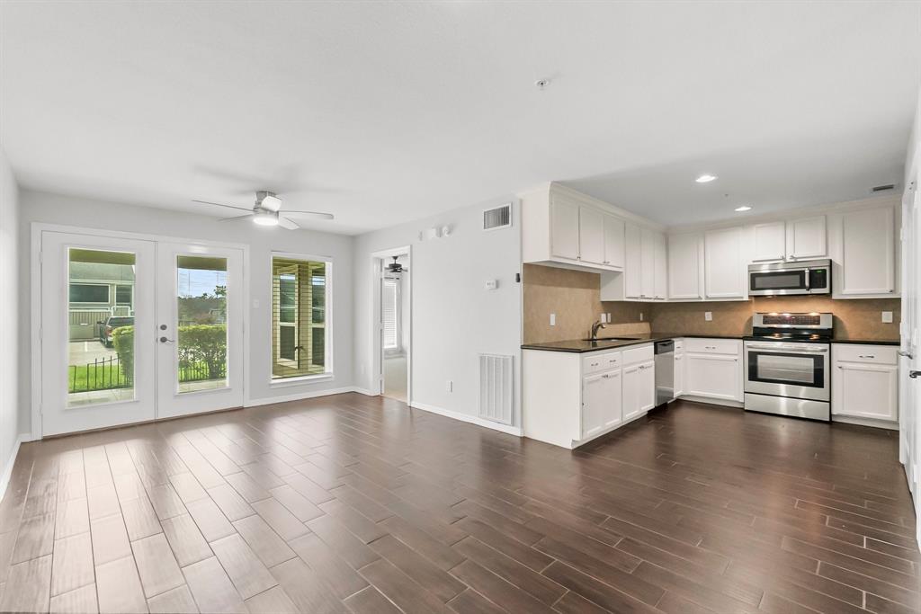 35 April Point Drive, Conroe, Texas image 1