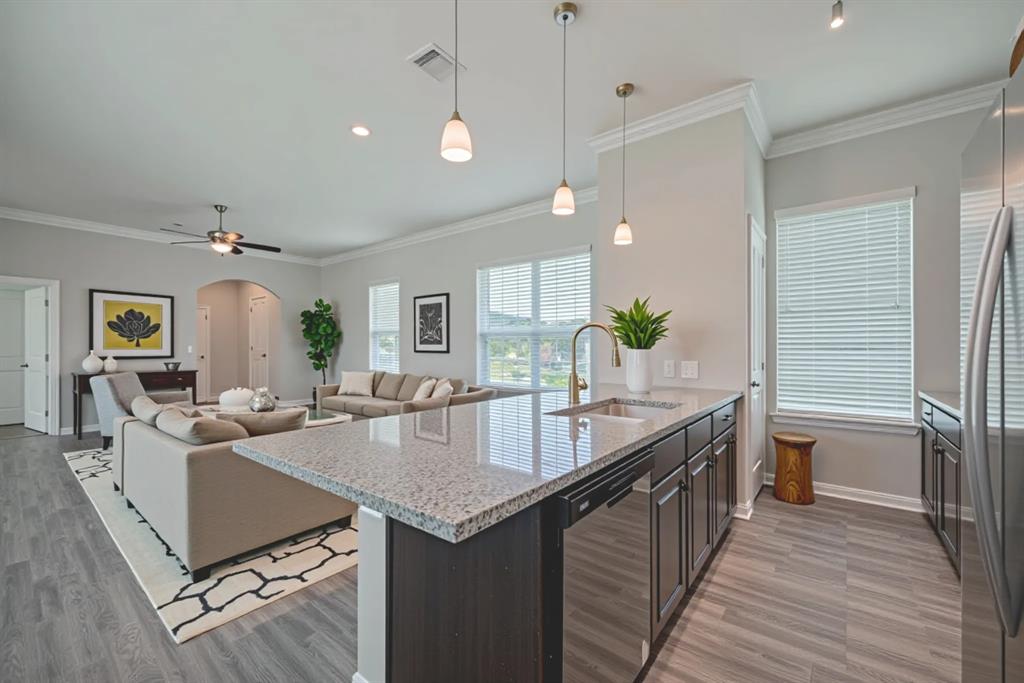 915 Lakeland Circle