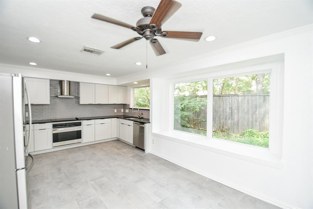 4311 Pinewood Park Drive, Kingwood, Texas image 18