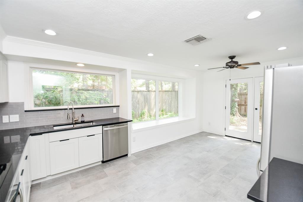 4311 Pinewood Park Drive, Kingwood, Texas image 12