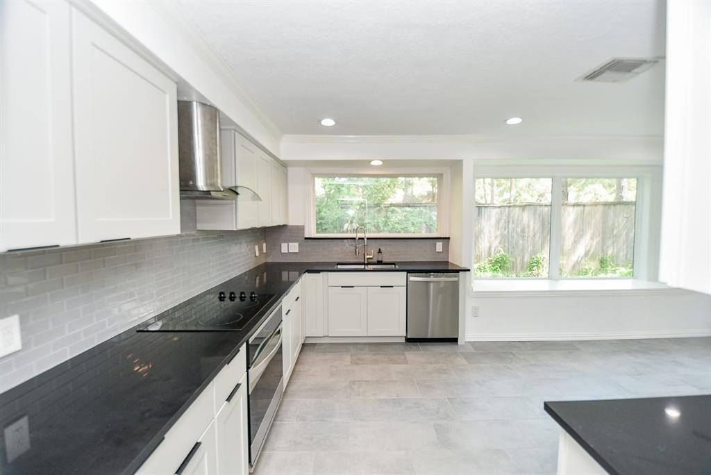 4311 Pinewood Park Drive, Kingwood, Texas image 11