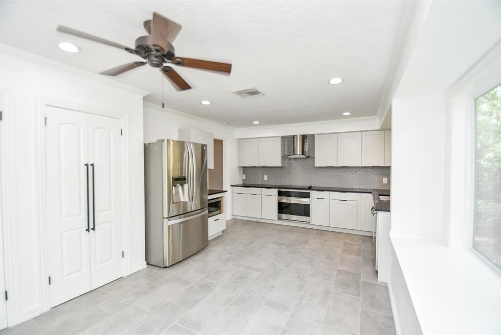 4311 Pinewood Park Drive, Kingwood, Texas image 17