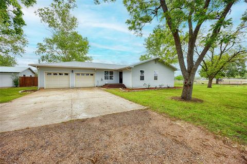 Photo of 1001 Us Highway 77 N, Hallettsville, TX 77964 (MLS # 29113532)