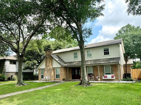 Single Family Residence in Houston TX 7626 Fernbrook Lane.jpg