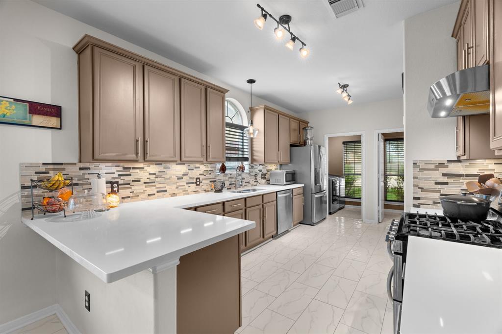 1010 Sapling Crest Court, Fresno, Texas image 12