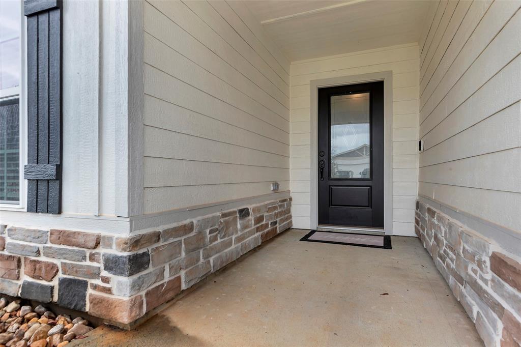 16134 Sugar Falls Drive, Conroe, Texas image 3