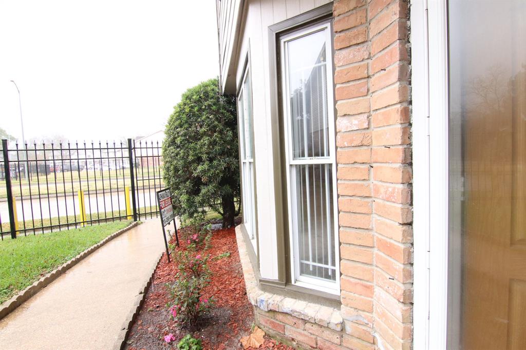 9357 Springmont Dr Dr, Houston, Texas image 2