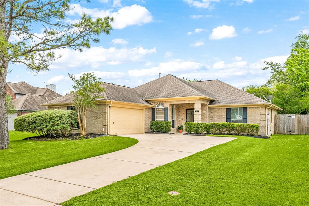 221 Chariss Glen Drive, League City, Texas image 2