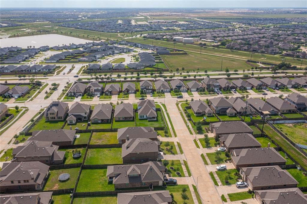 3919 Palmer Meadow Court, Fulshear, Texas image 9