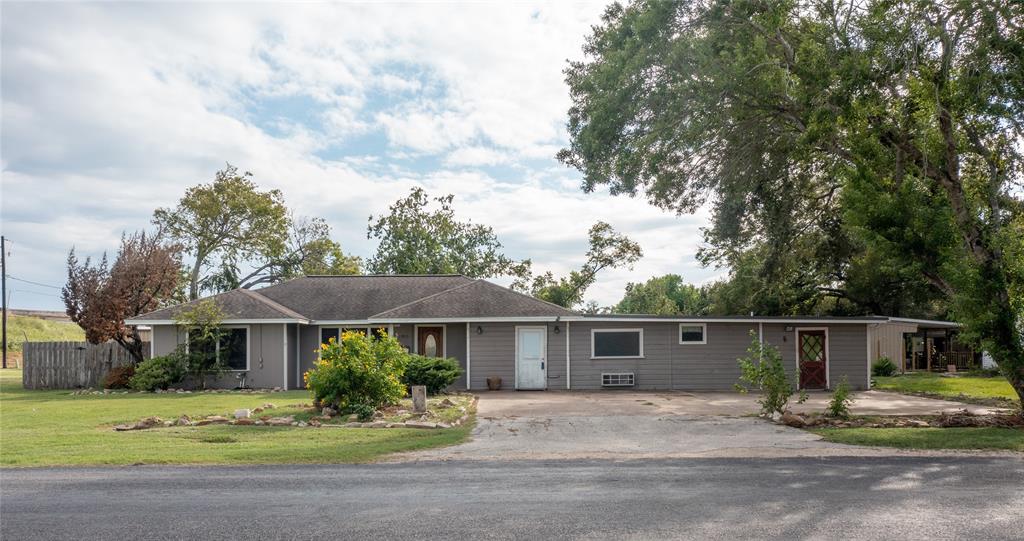 1003 N Kleas Street, Edna, Texas image 1