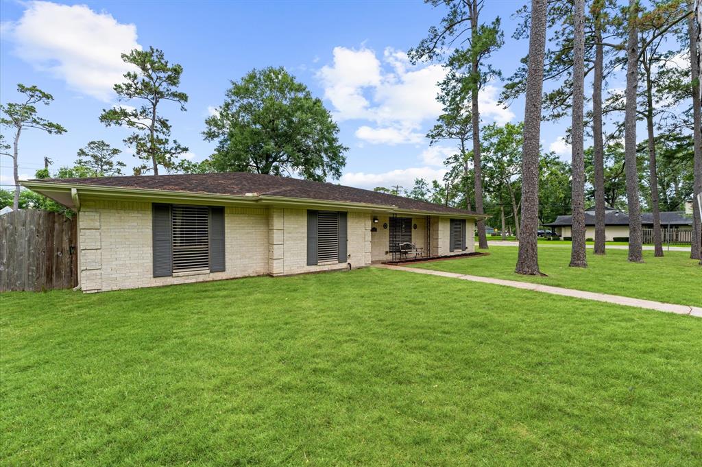 1057 Royal Oak Drive, Dickinson, Texas image 2