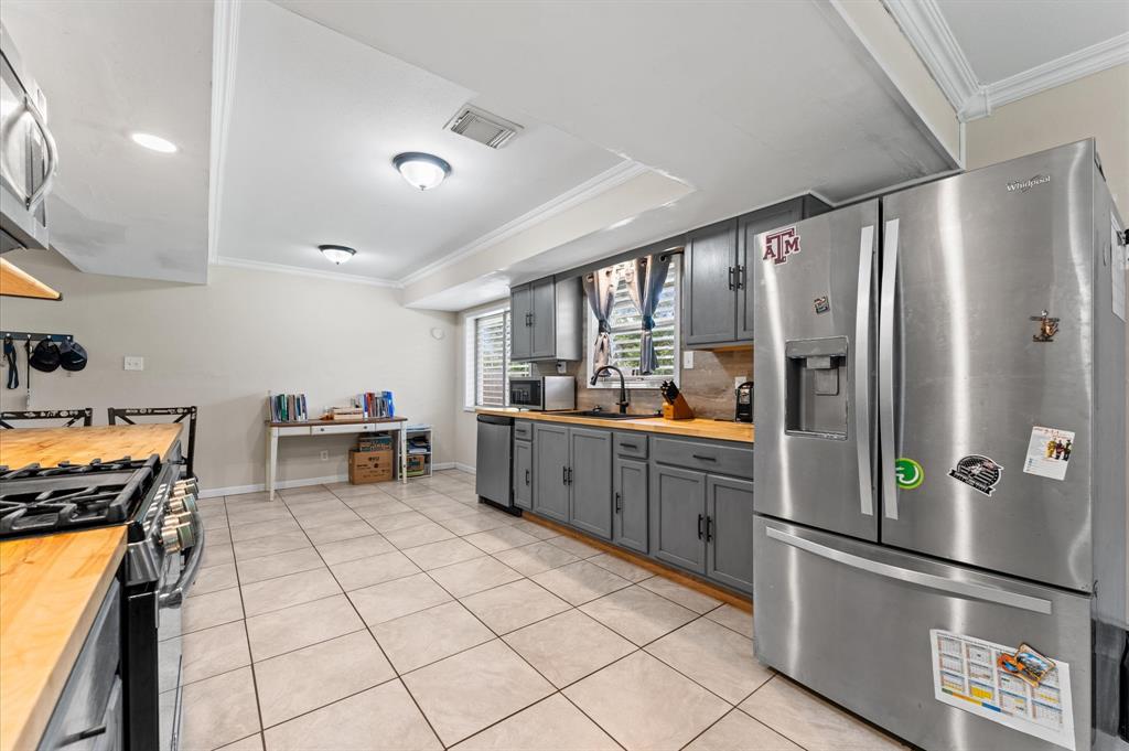 1057 Royal Oak Drive, Dickinson, Texas image 15