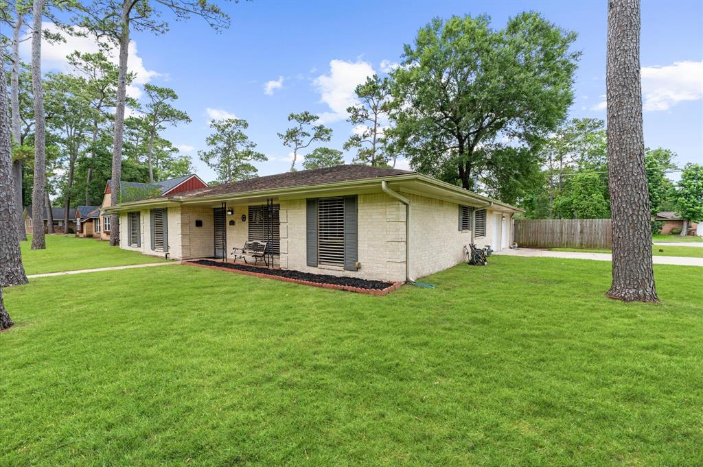 1057 Royal Oak Drive, Dickinson, Texas image 3