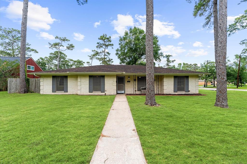 1057 Royal Oak Drive, Dickinson, Texas image 1