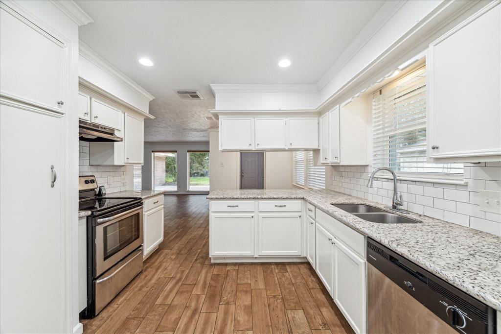2158 Little Cedar Drive, Kingwood, Texas image 10
