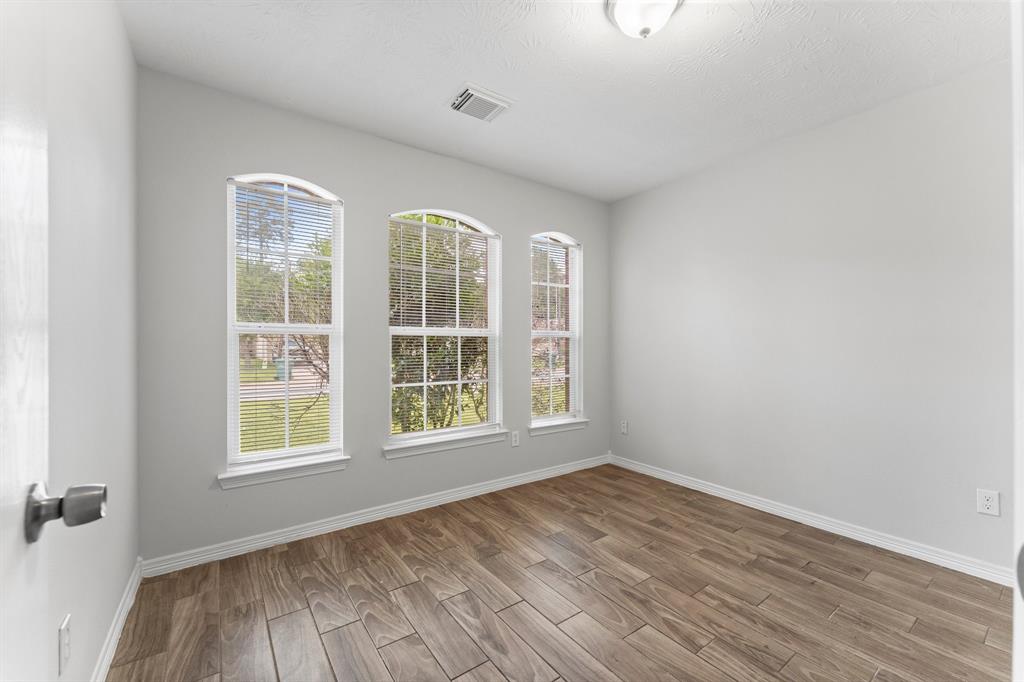 5041 Willow Point Drive, Conroe, Texas image 8