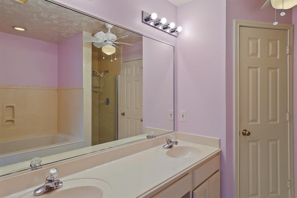 1383 El Camino Village Drive, Webster, Texas image 18