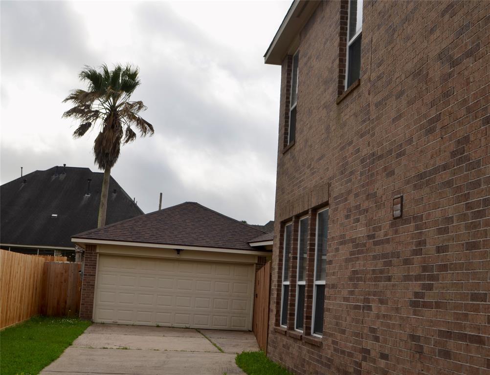 3011 Willow Brook Court, Pearland, Texas image 3