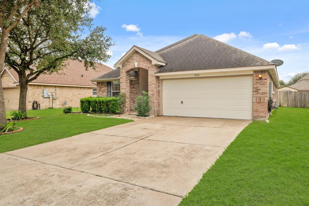 18111 Redoak Manor Lane, Cypress, Texas image 3