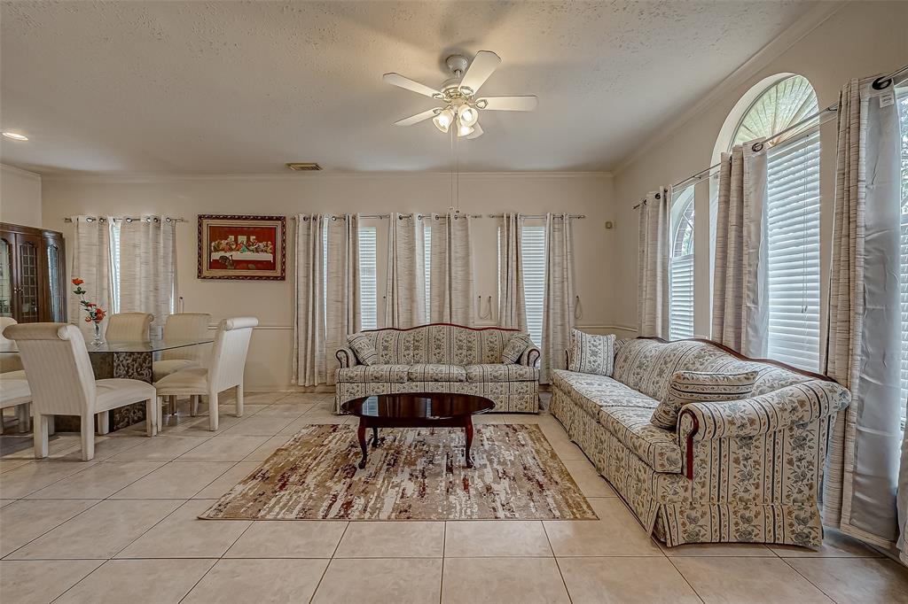 1255 El Camino Village Drive, Webster, Texas image 3