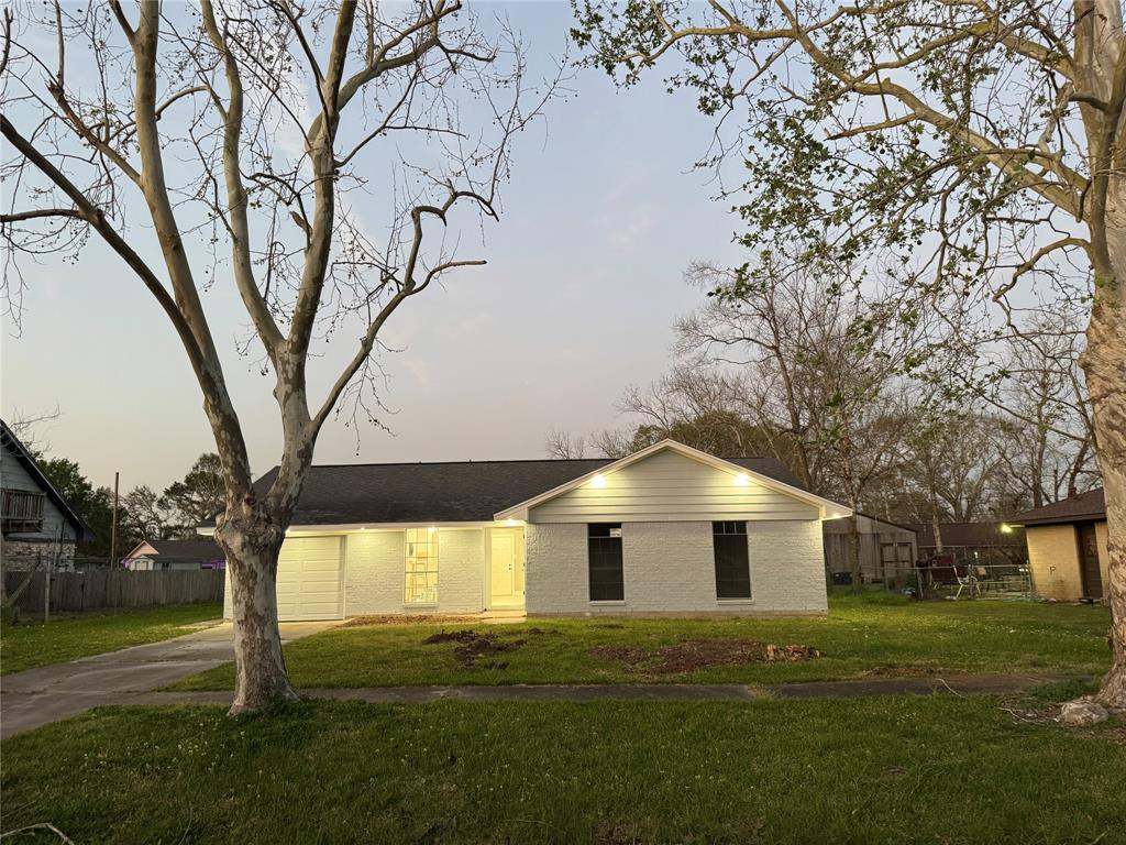 1411 Avenue D, Danbury, Texas image 2