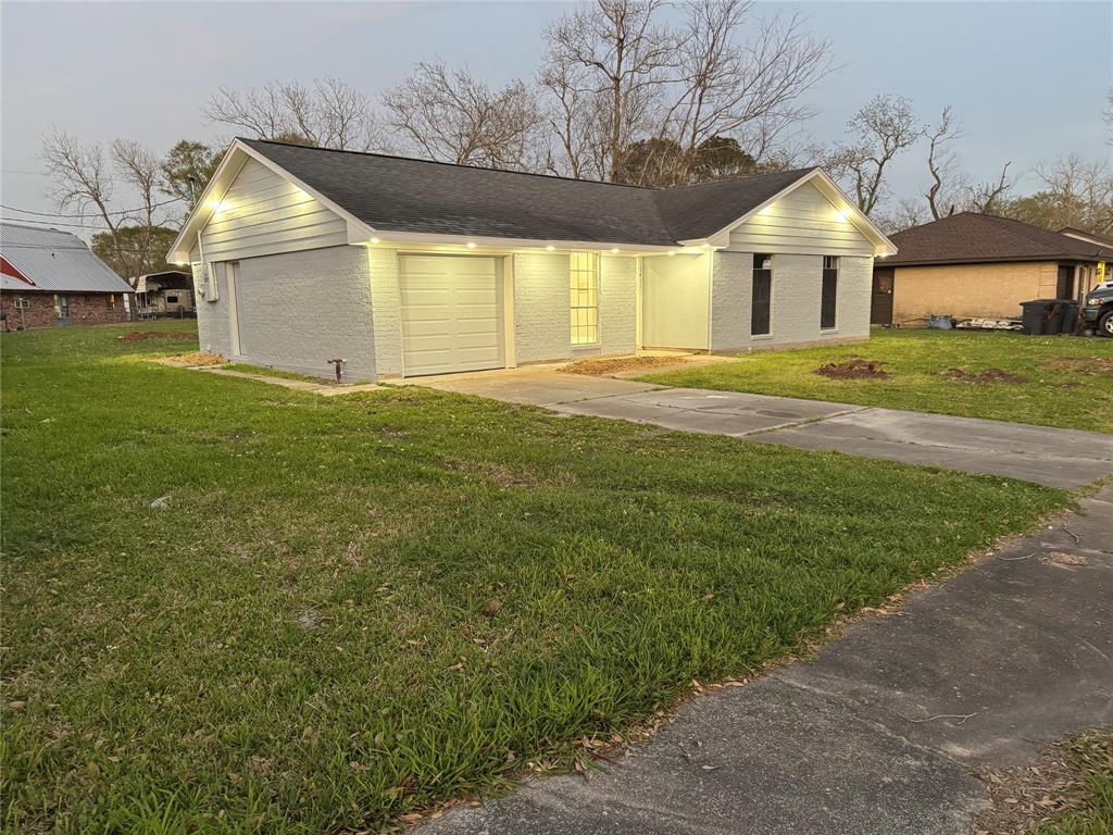 1411 Avenue D, Danbury, Texas image 1