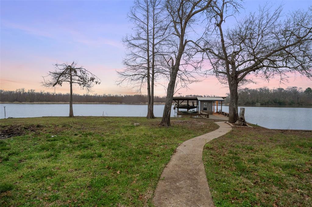 211 W Lakeside Drive, Huntsville, Texas image 2