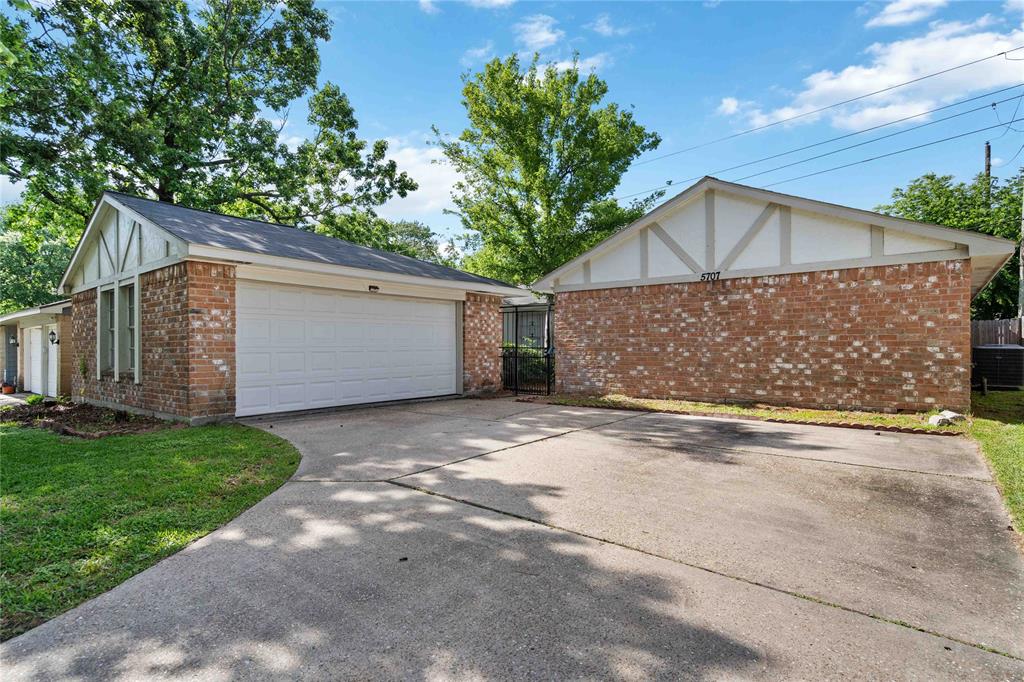 5707 Sunnygate Drive, Spring, Texas image 2