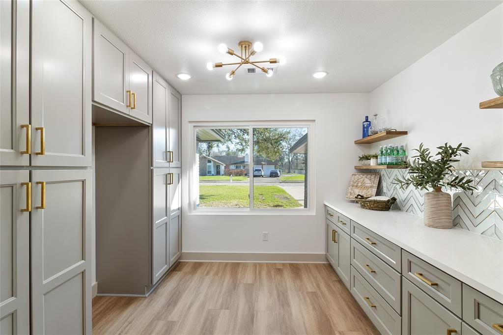113 Persimmon Lane, Lake Jackson, Texas image 3