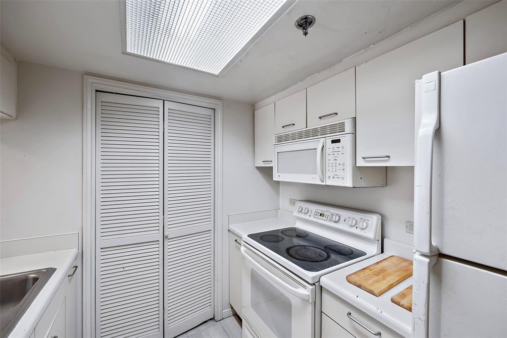 3525 Sage Road #301, Houston, Texas image 12