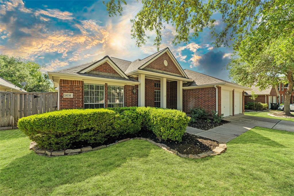 8735 River Wind Drive, Sugar Land, Texas image 2