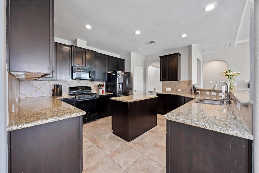 1842 Luminous Waters Lane, Rosharon, Texas image 12