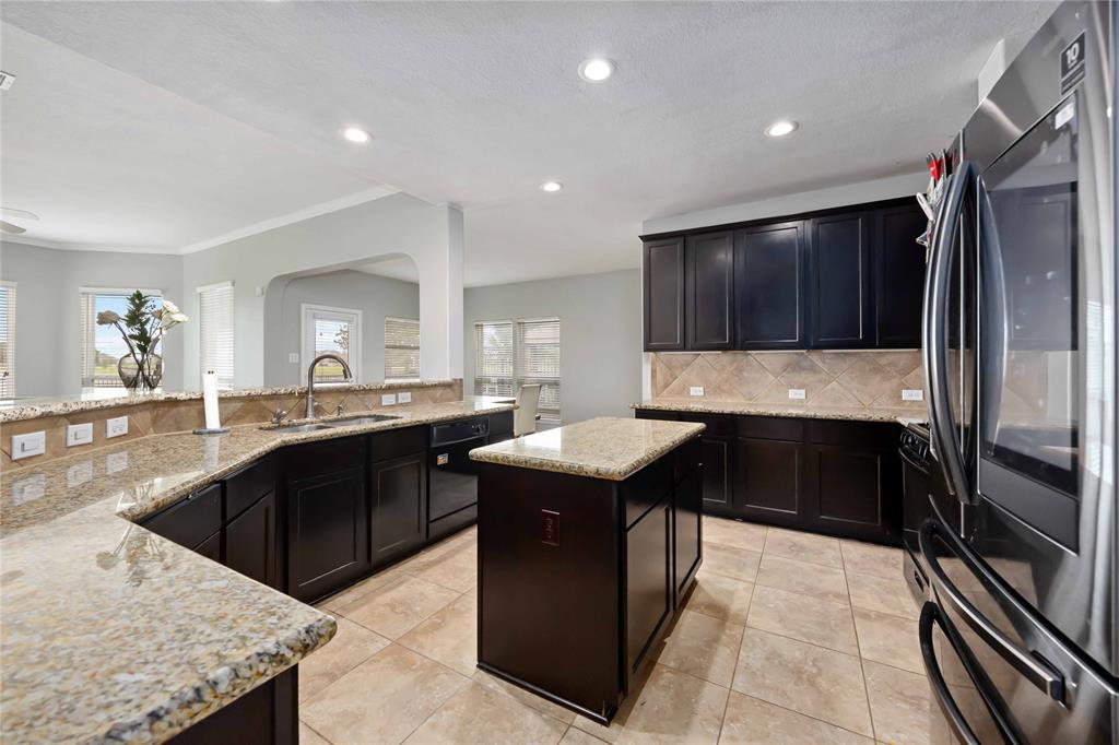 1842 Luminous Waters Lane, Rosharon, Texas image 13