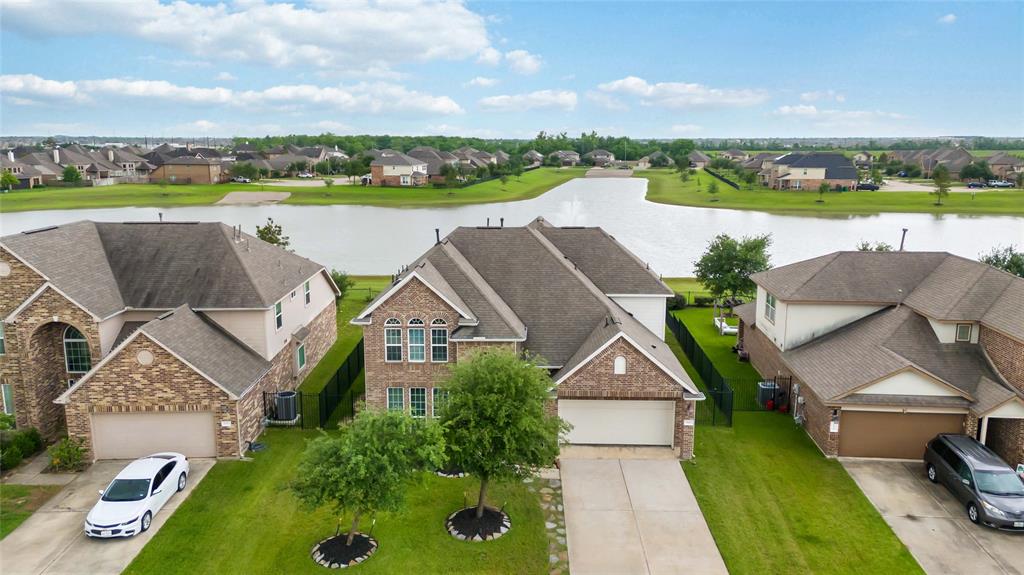 1842 Luminous Waters Lane, Rosharon, Texas image 1