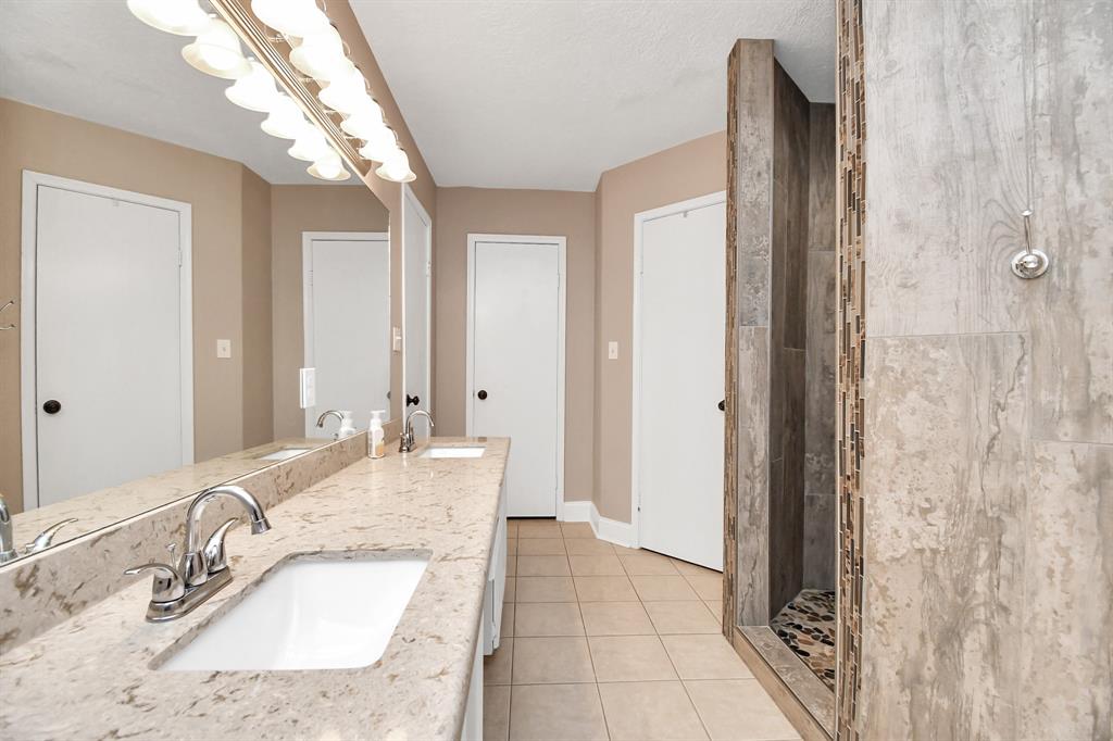 20202 Deer Run Road, Damon, Texas image 25